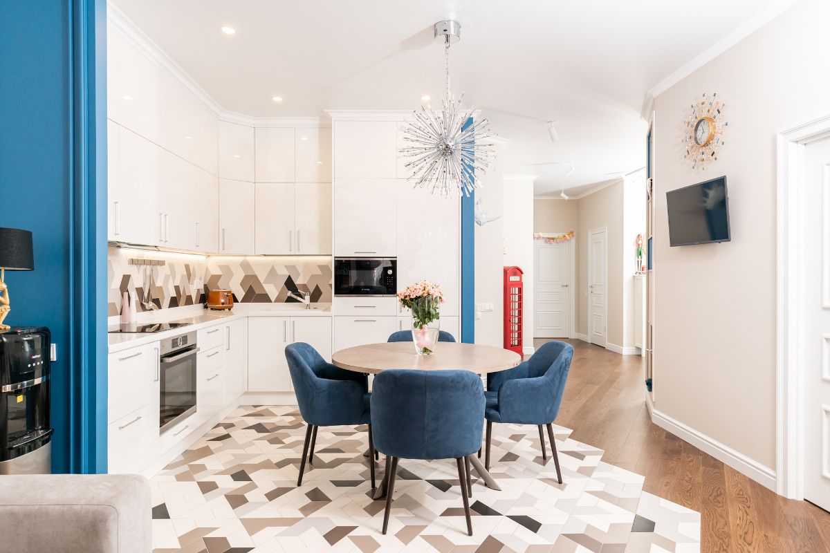 Современная кухня с высоким пеналом